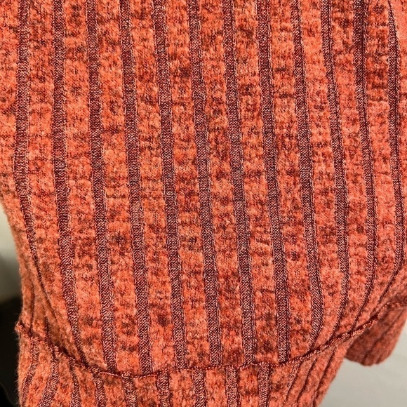 Women’s Boho Textured Sweater in size M - rust color - Picture 5 of 7